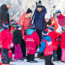 Barna ville gjerne vise Hertugparet og Kronprinsparet sine skiferdigheter. Foto: Håkon Mosvold Larsen / NTB scanpix